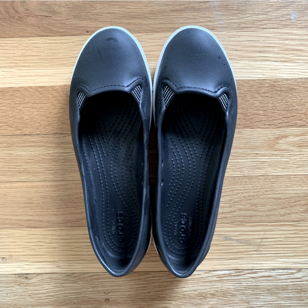 Pre-owned crocs flat